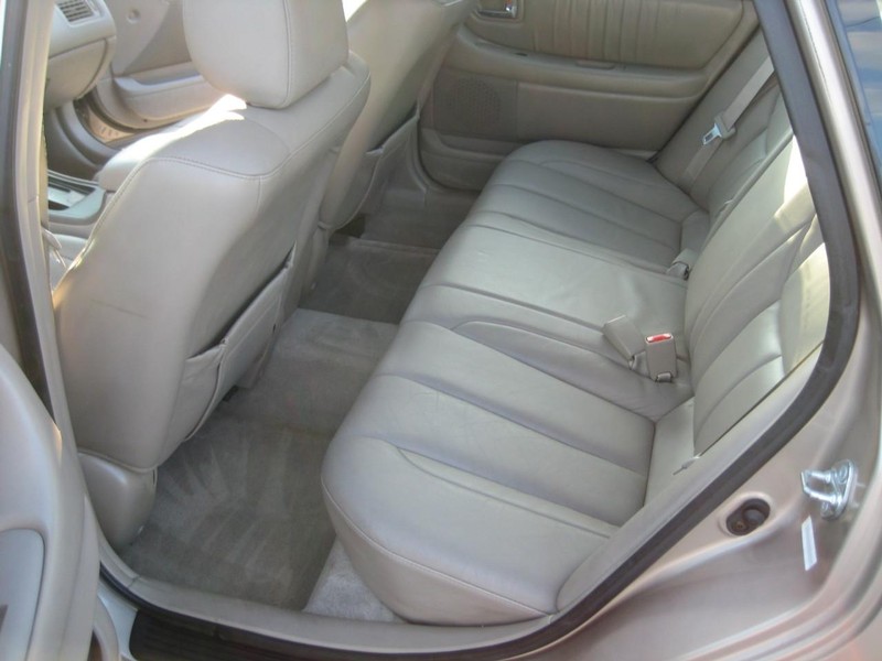 Toyota Avalon Vehicle Full-screen Gallery Image 16