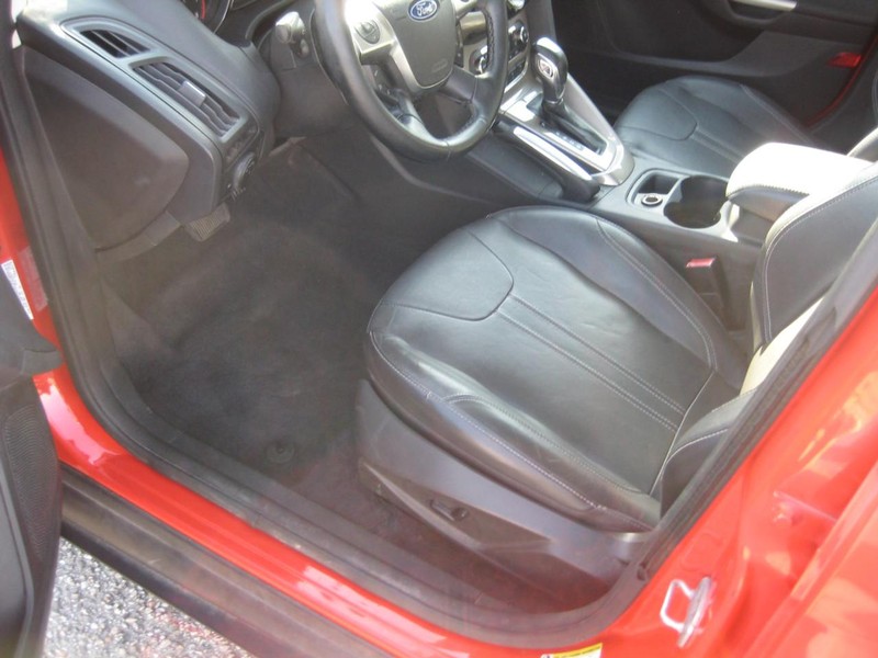 Ford Focus Vehicle Image 16