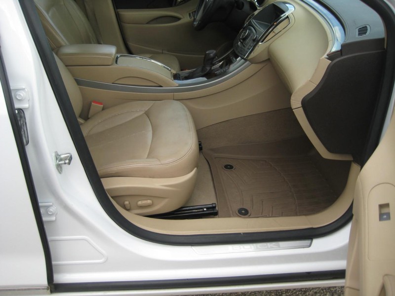 Buick LaCrosse Vehicle Image 12