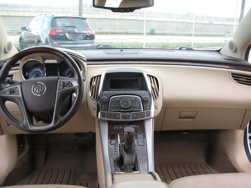 Buick LaCrosse Vehicle Image 17