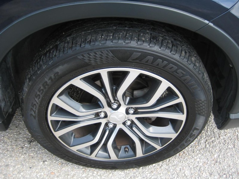 Mitsubishi Outlander Vehicle Image 09