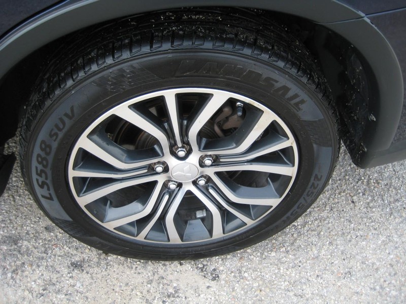 Mitsubishi Outlander Vehicle Image 11