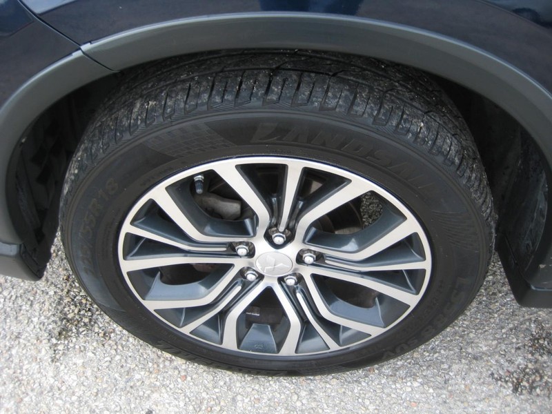 Mitsubishi Outlander Vehicle Image 12