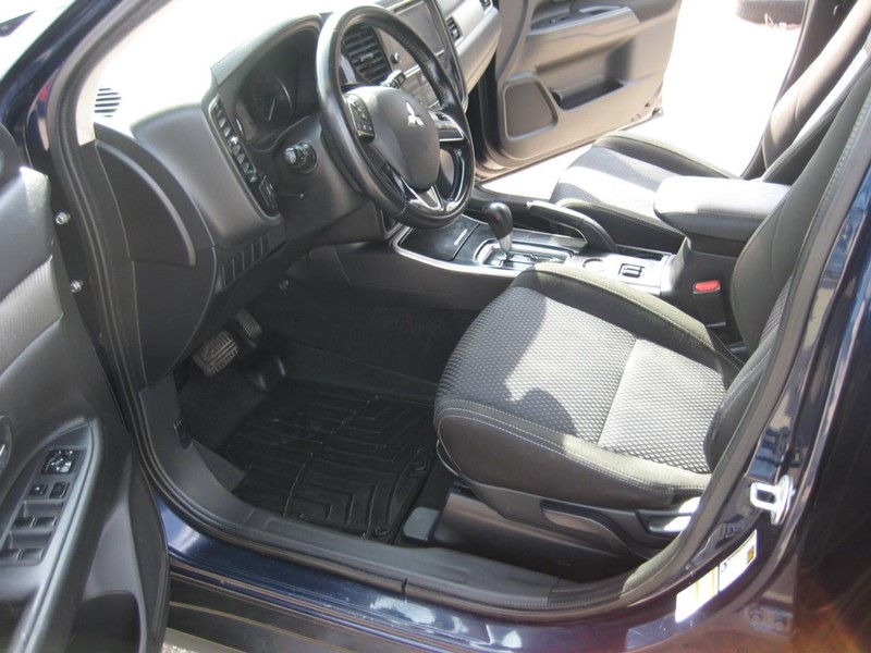Mitsubishi Outlander Vehicle Image 13