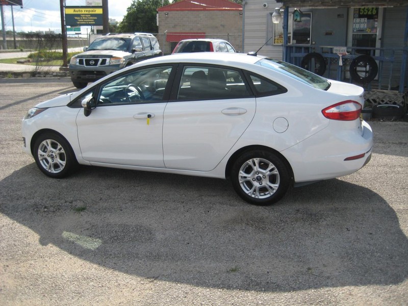 Ford Fiesta Sedan Vehicle Image 02