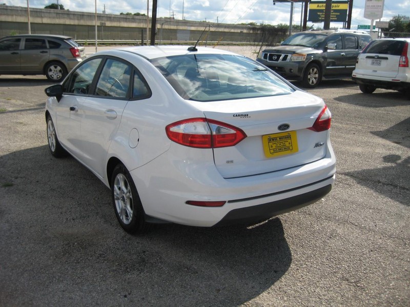 Ford Fiesta Sedan Vehicle Image 03