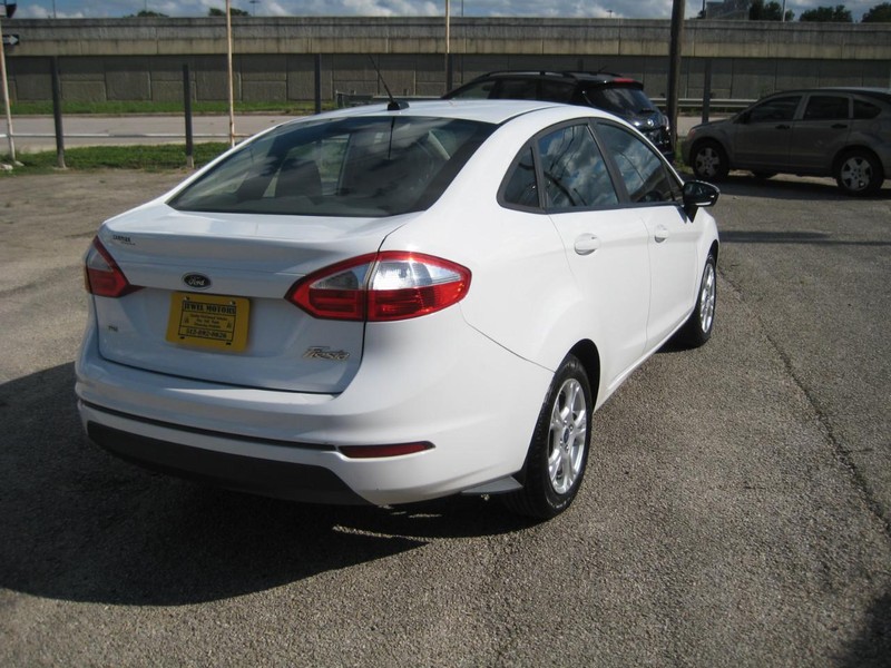 Ford Fiesta Sedan Vehicle Image 04