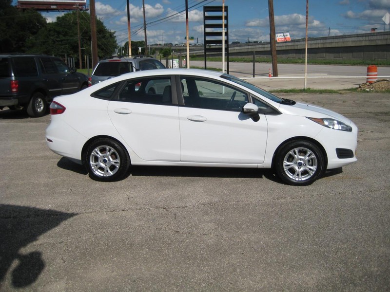 Ford Fiesta Sedan Vehicle Image 05