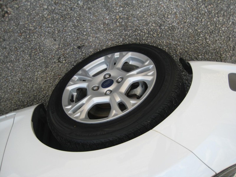 Ford Fiesta Sedan Vehicle Image 08