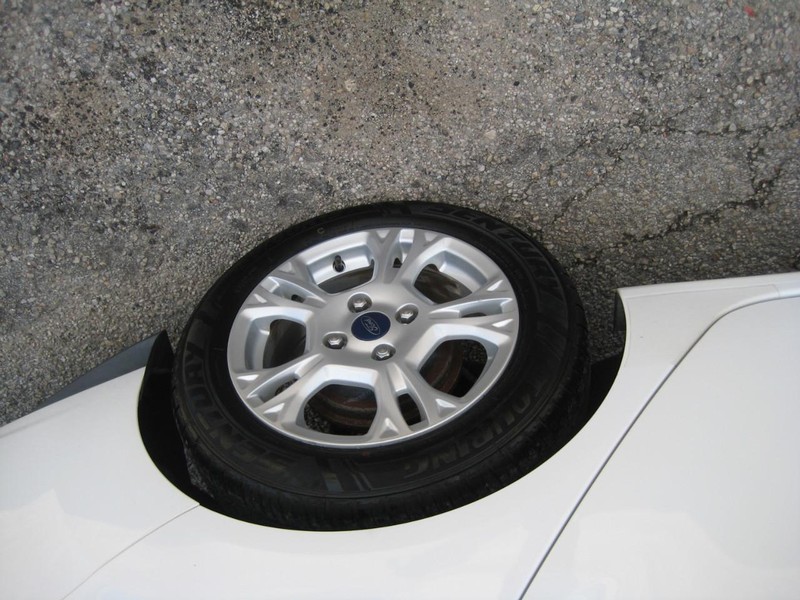 Ford Fiesta Sedan Vehicle Image 09