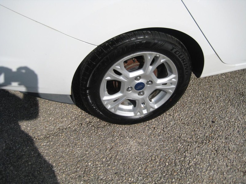 Ford Fiesta Sedan Vehicle Image 10