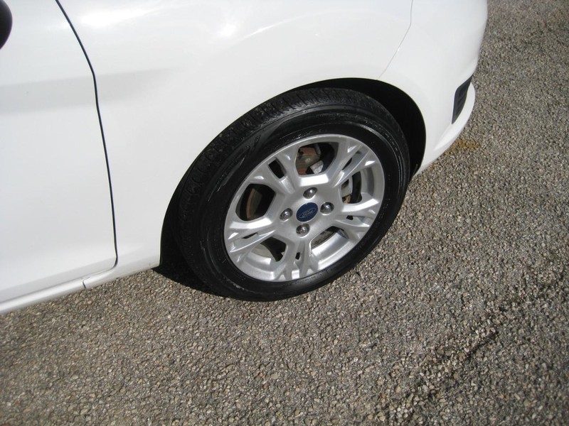 Ford Fiesta Sedan Vehicle Image 11