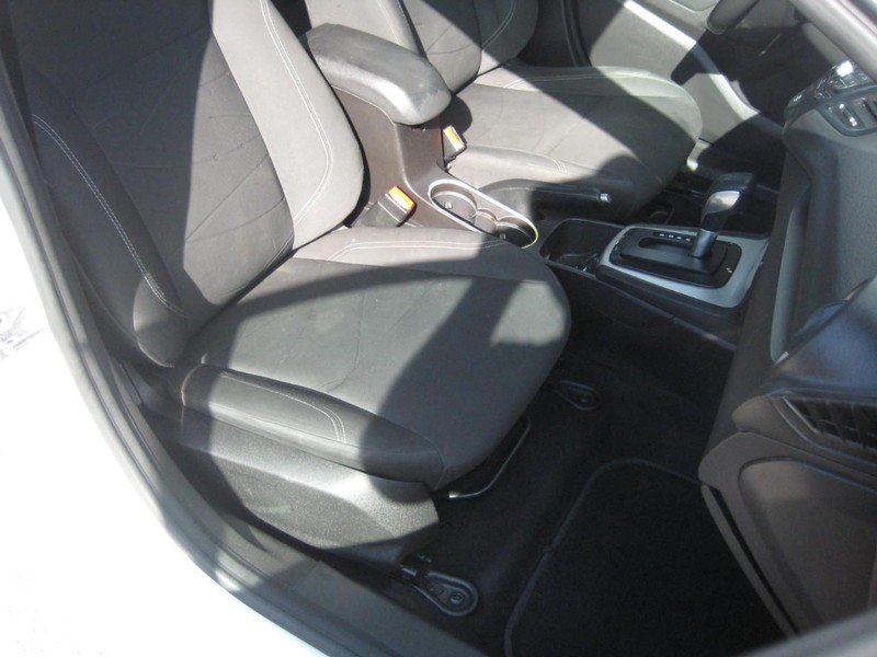 Ford Fiesta Sedan Vehicle Image 13