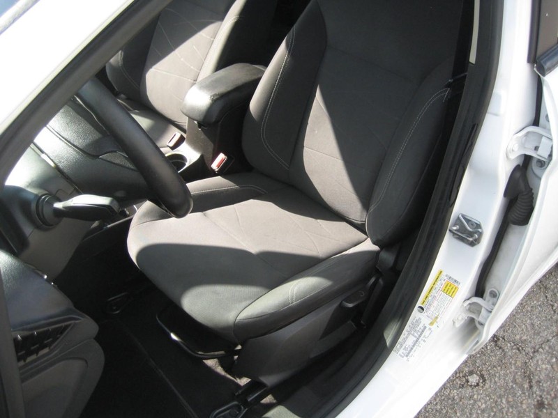 Ford Fiesta Sedan Vehicle Image 15