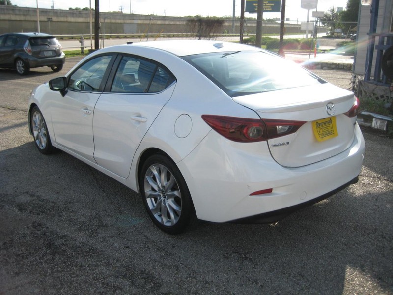 Mazda MAZDA3 4-Door Vehicle Full-screen Gallery Image 03