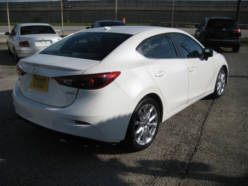 Mazda MAZDA3 4-Door Vehicle Full-screen Gallery Image 04