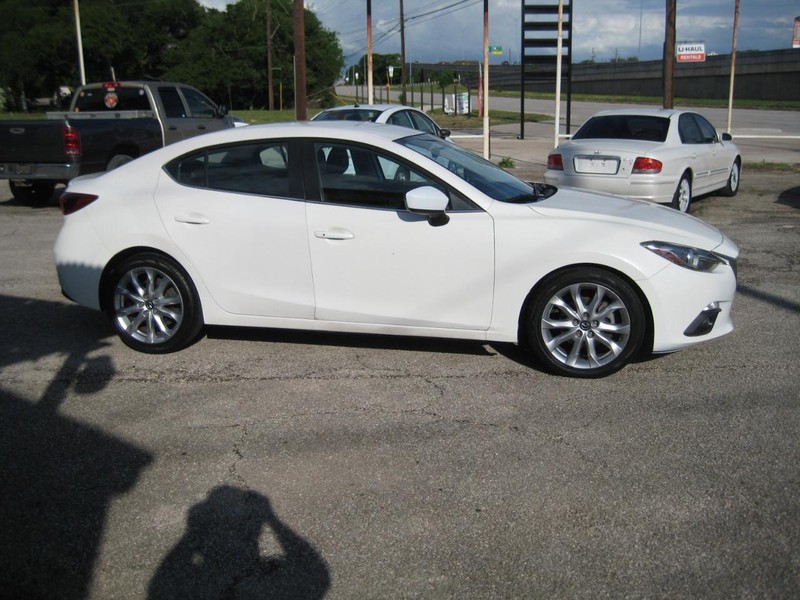 Mazda MAZDA3 4-Door Vehicle Full-screen Gallery Image 05