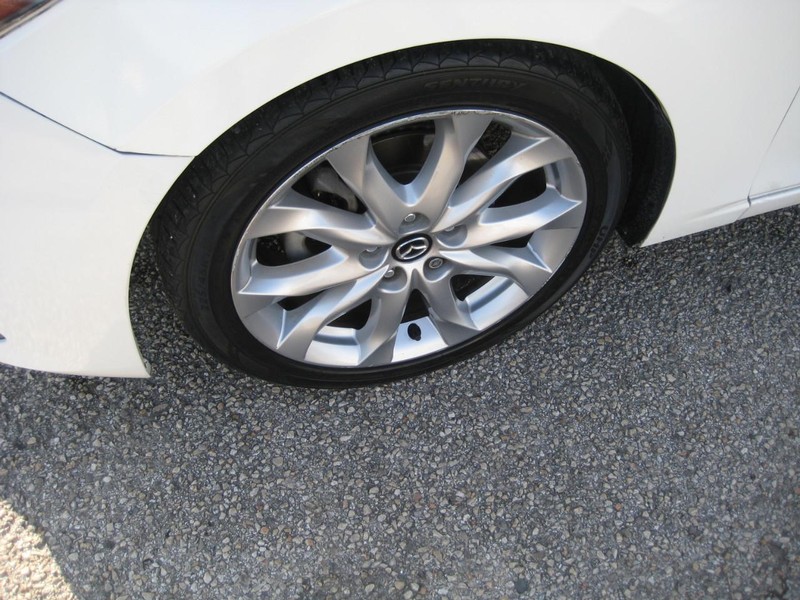 Mazda MAZDA3 4-Door Vehicle Full-screen Gallery Image 08