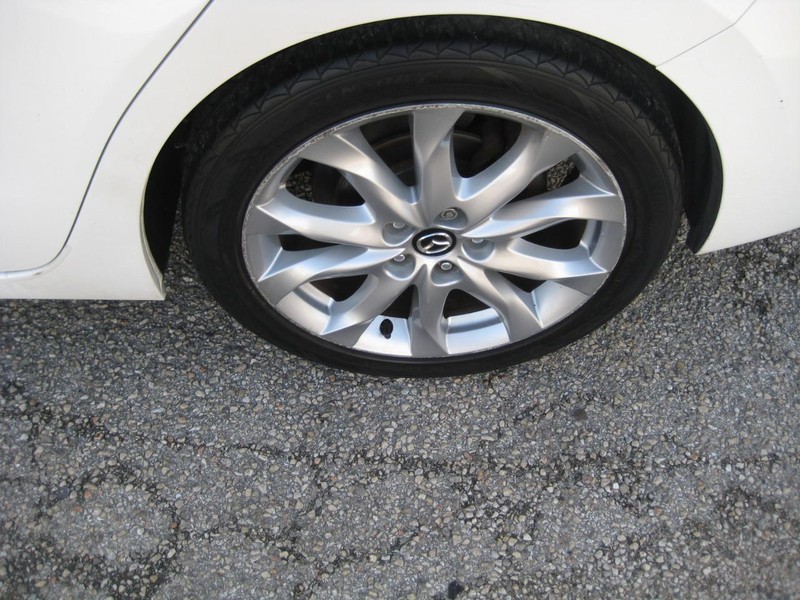 Mazda MAZDA3 4-Door Vehicle Full-screen Gallery Image 09