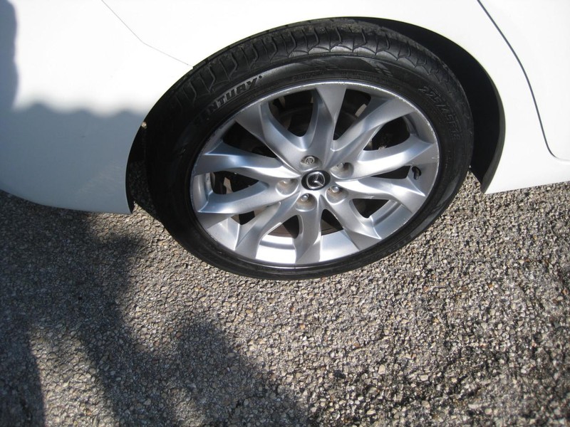 Mazda MAZDA3 4-Door Vehicle Full-screen Gallery Image 10