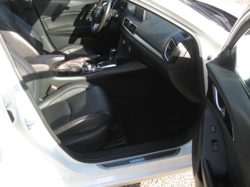 Mazda MAZDA3 4-Door Vehicle Full-screen Gallery Image 12