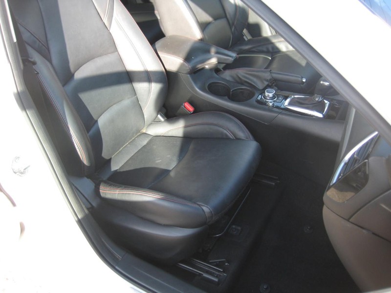 Mazda MAZDA3 4-Door Vehicle Full-screen Gallery Image 13