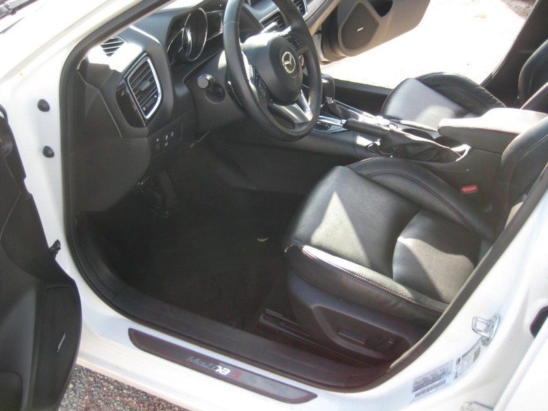 Mazda MAZDA3 4-Door Vehicle Full-screen Gallery Image 14
