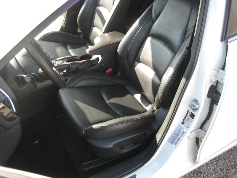 Mazda MAZDA3 4-Door Vehicle Full-screen Gallery Image 15