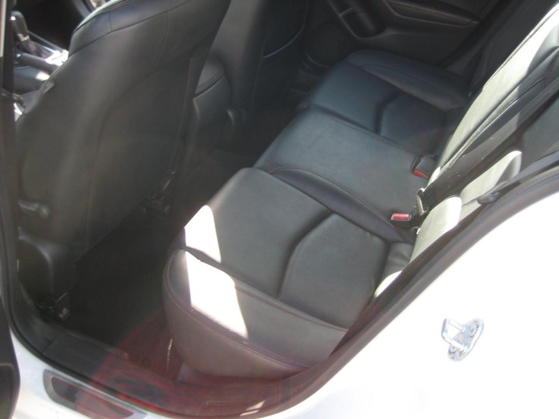 Mazda MAZDA3 4-Door Vehicle Full-screen Gallery Image 17