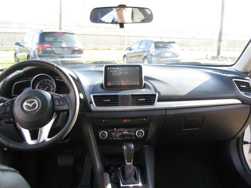 Mazda MAZDA3 4-Door Vehicle Full-screen Gallery Image 18