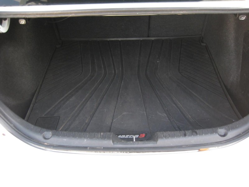 Mazda MAZDA3 4-Door Vehicle Full-screen Gallery Image 19