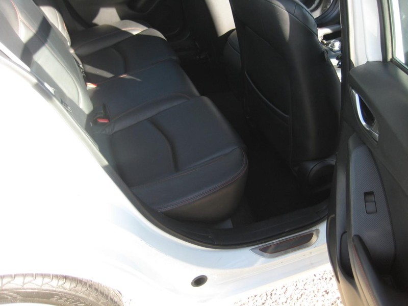 Mazda MAZDA3 4-Door Vehicle Full-screen Gallery Image 20