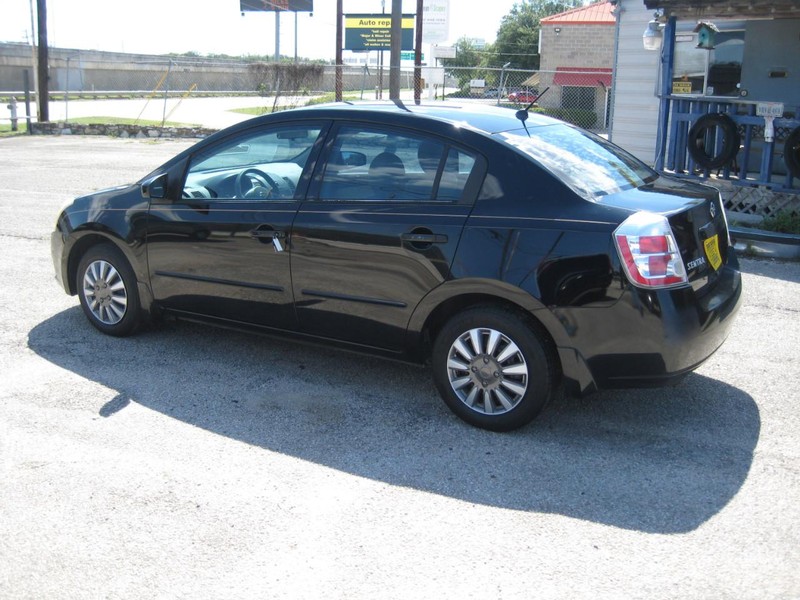 Nissan Sentra Vehicle Full-screen Gallery Image 02