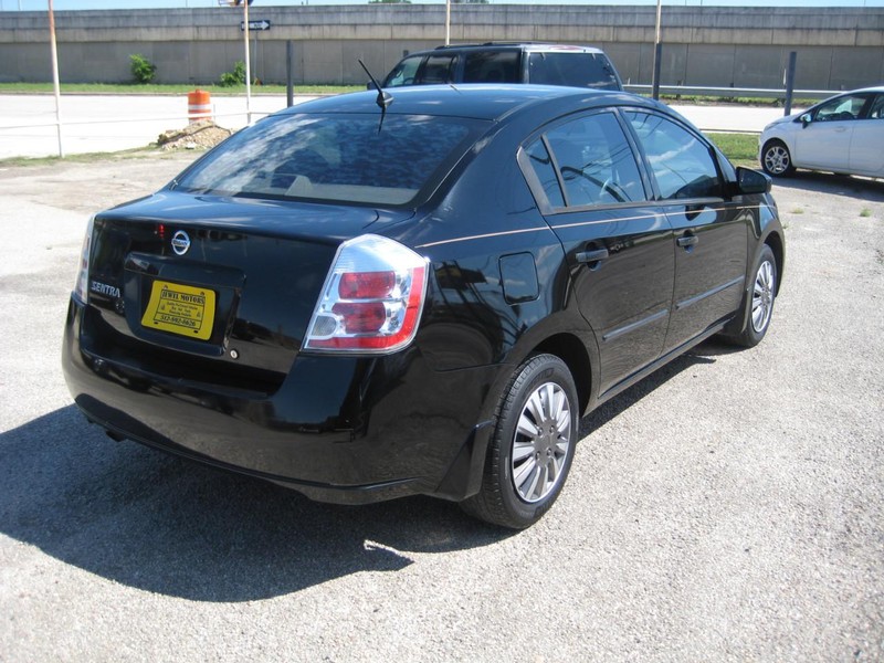 Nissan Sentra Vehicle Full-screen Gallery Image 03