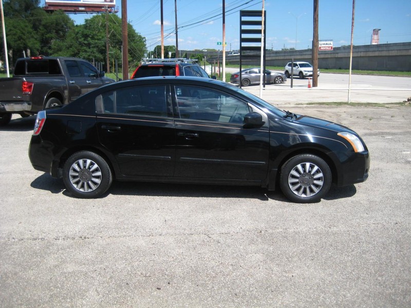 Nissan Sentra Vehicle Full-screen Gallery Image 04