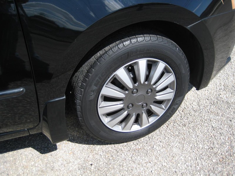 Nissan Sentra Vehicle Full-screen Gallery Image 10