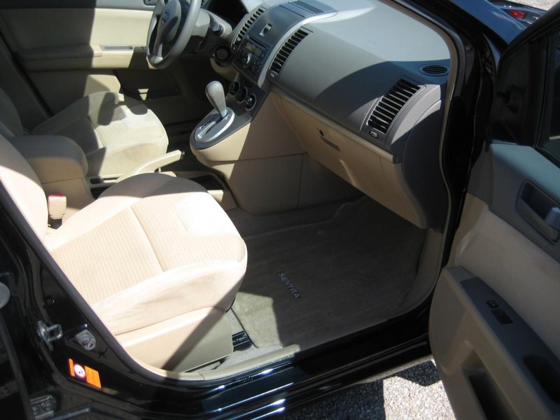 Nissan Sentra Vehicle Full-screen Gallery Image 11