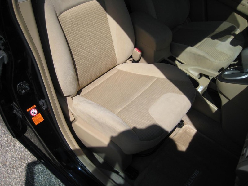 Nissan Sentra Vehicle Full-screen Gallery Image 12