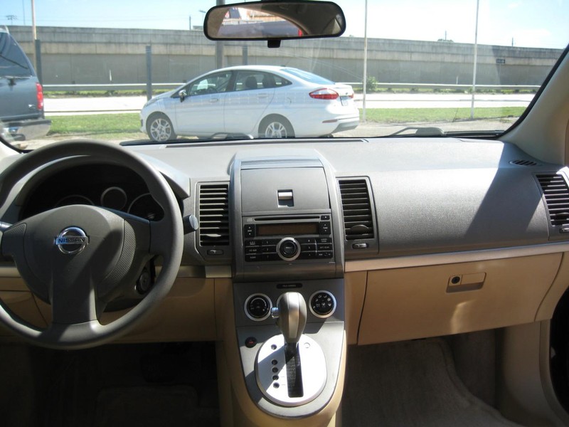 Nissan Sentra Vehicle Full-screen Gallery Image 13