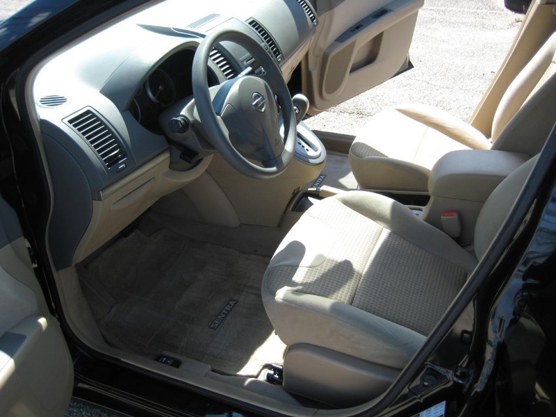 Nissan Sentra Vehicle Full-screen Gallery Image 14