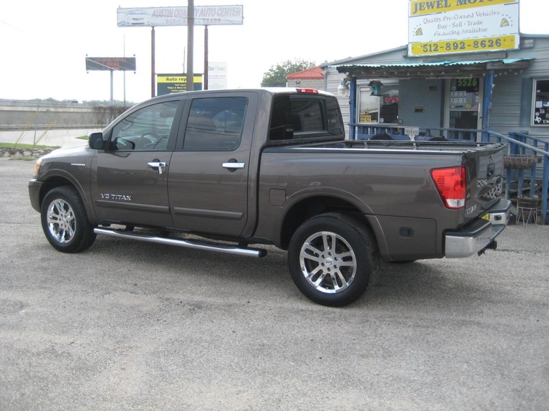 Nissan Titan Vehicle Full-screen Gallery Image 02