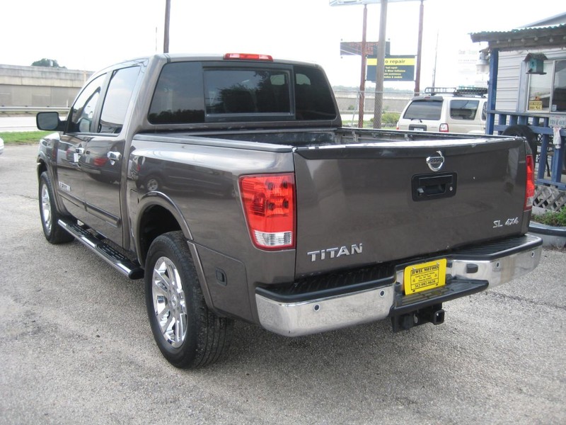 Nissan Titan Vehicle Full-screen Gallery Image 03