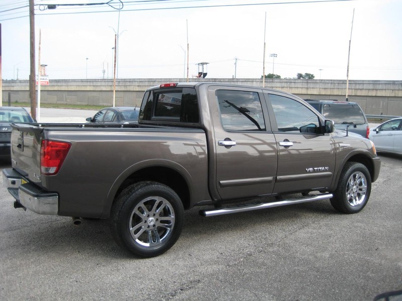 Nissan Titan Vehicle Full-screen Gallery Image 04