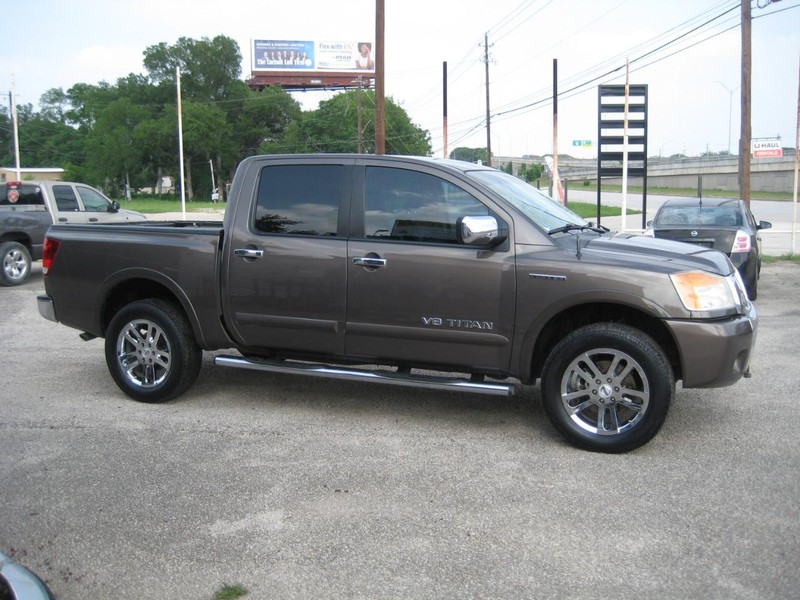 Nissan Titan Vehicle Full-screen Gallery Image 05