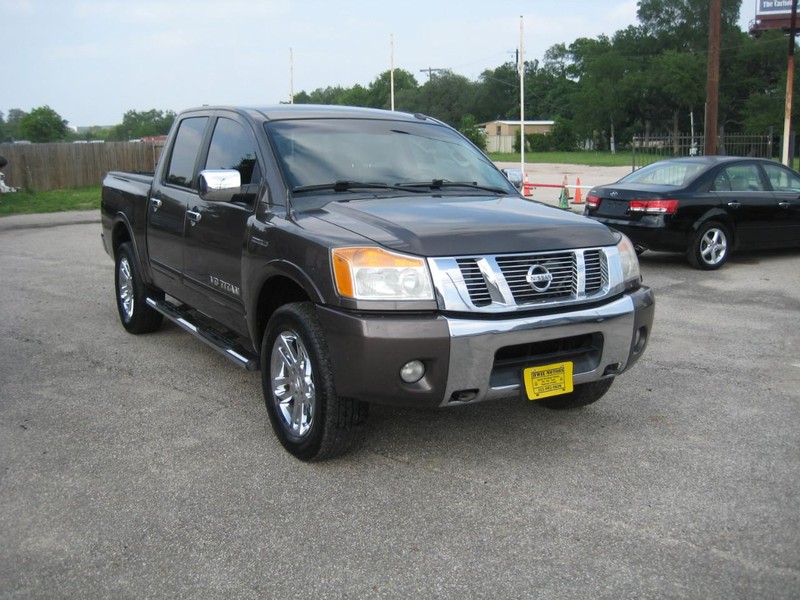 Nissan Titan Vehicle Full-screen Gallery Image 06