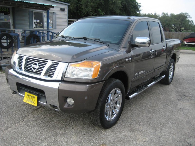 Nissan Titan Vehicle Full-screen Gallery Image 07