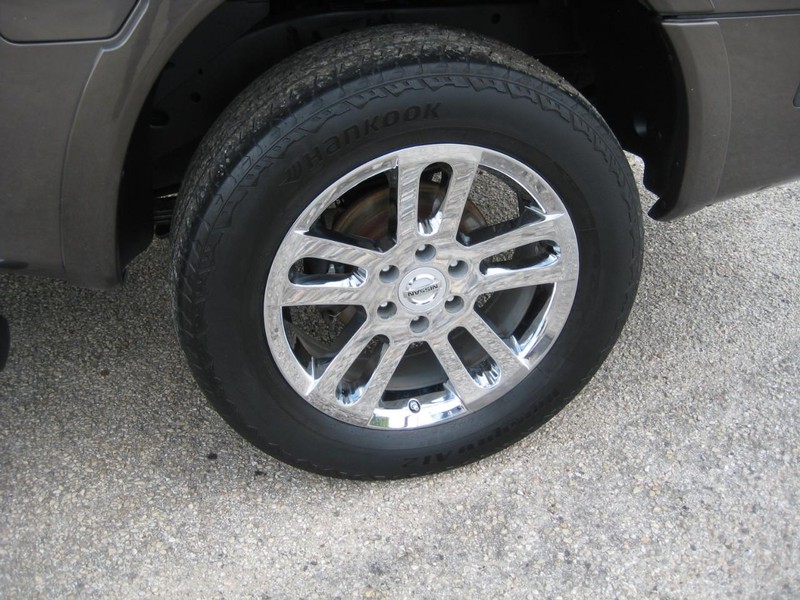 Nissan Titan Vehicle Full-screen Gallery Image 09