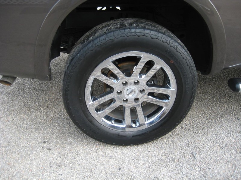 Nissan Titan Vehicle Full-screen Gallery Image 10