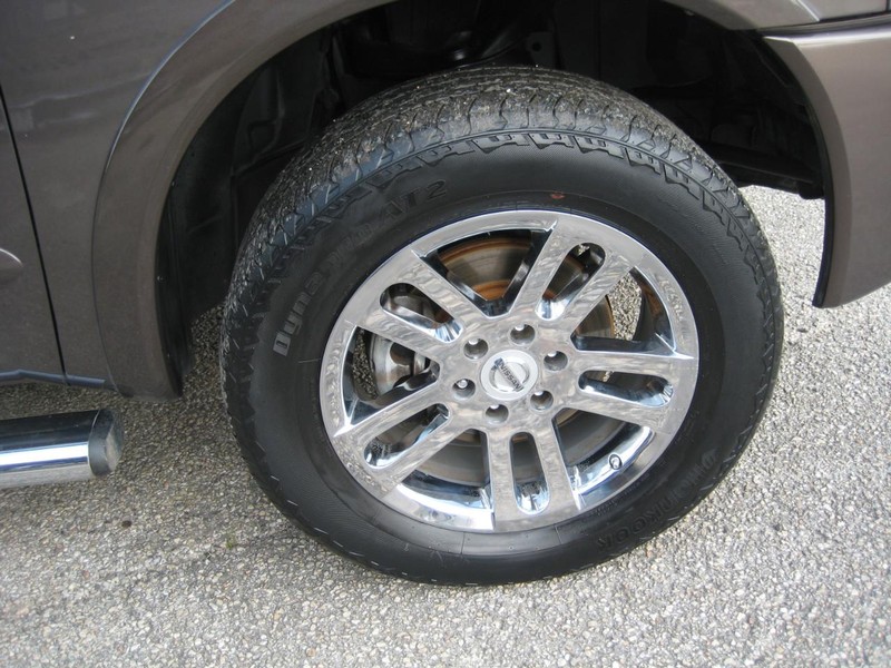 Nissan Titan Vehicle Full-screen Gallery Image 11