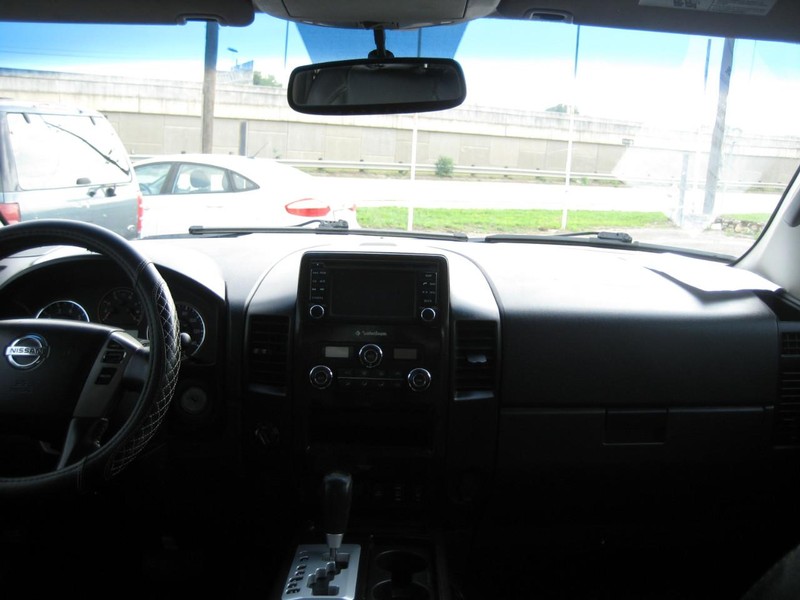 Nissan Titan Vehicle Full-screen Gallery Image 12